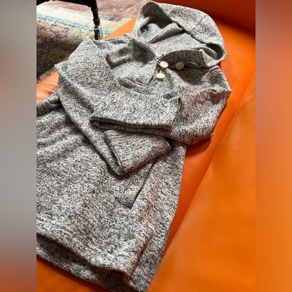 Women’s Columbia Pullover, quarter button, hooded Sweater. Heathered Gray White. - Picture 4 of 5